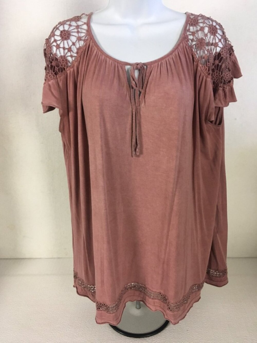 P O L Top Size L Dusty Rose Crochet Shoulders Short Sleeves Round Notched Neck